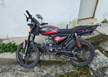Muere motociclista al chocar contra un vehículo estacionado en Teziutlán