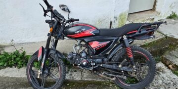 Muere motociclista al chocar contra un vehículo estacionado en Teziutlán