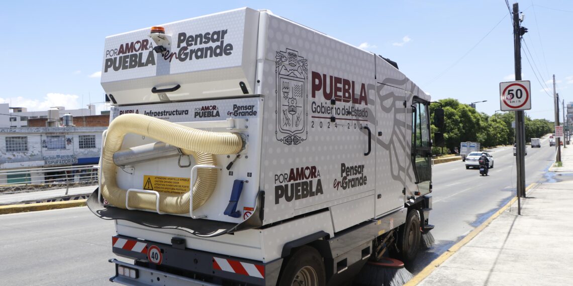 Con barredoras mecánicas Gobierno Estatal atiende siete vialidades principales en Puebla Capital