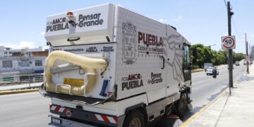 Con barredoras mecánicas Gobierno Estatal atiende siete vialidades principales en Puebla Capital