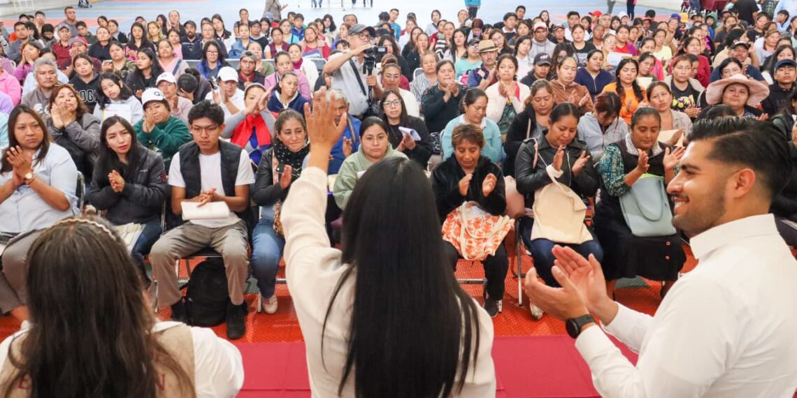 Entrega Tonantzin Fernández tarjetas para cobrar la beca