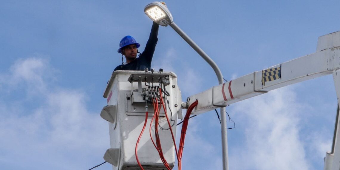 Mejora Lupita Cuautle seguridad e imagen urbana con mantenimiento y alumbrado en Tlaxcalancingo