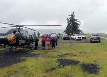 Traslado aéreo de dos jóvenes quienes resultaron graves tras volcadura de un autobús en Huauchinango