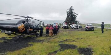 Traslado aéreo de dos jóvenes quienes resultaron graves tras volcadura de un autobús en Huauchinango