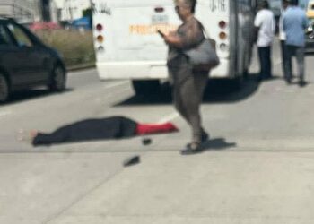 Fallece mujer tras ser arrollada por unidad de transporte público