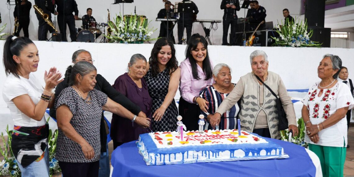 Celebra Lupita Cuautle a Personas Adultas Mayores en su día