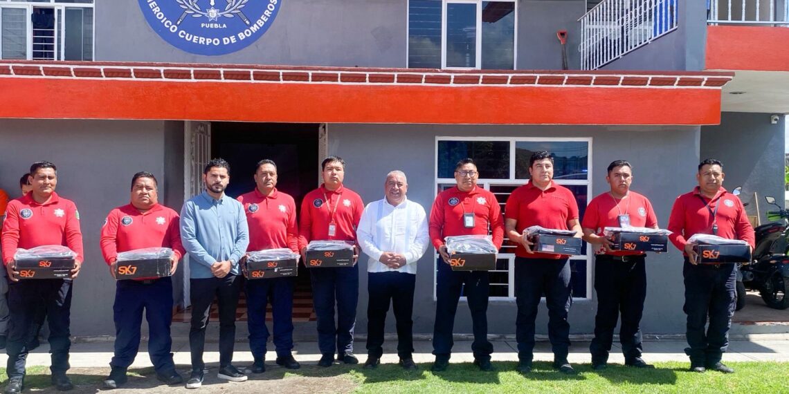 Con entrega de uniformes y pastel, el Presidente Municipal Severiano de la Rosa celebra a los bomberos de Amozoc en su día