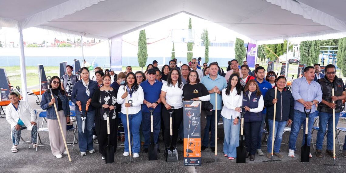 Equipa Gobierno de San Andrés Cholula a fraccionamientos y colonias con kits de jardinería