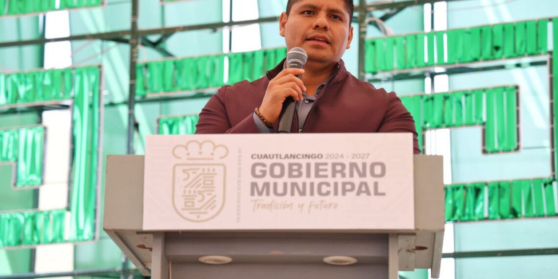 Omar Muñoz entrega tinacos para disminuir carencias de las familias