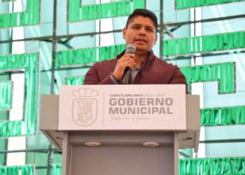 Omar Muñoz entrega tinacos para disminuir carencias de las familias