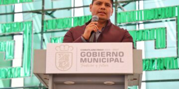 Omar Muñoz entrega tinacos para disminuir carencias de las familias