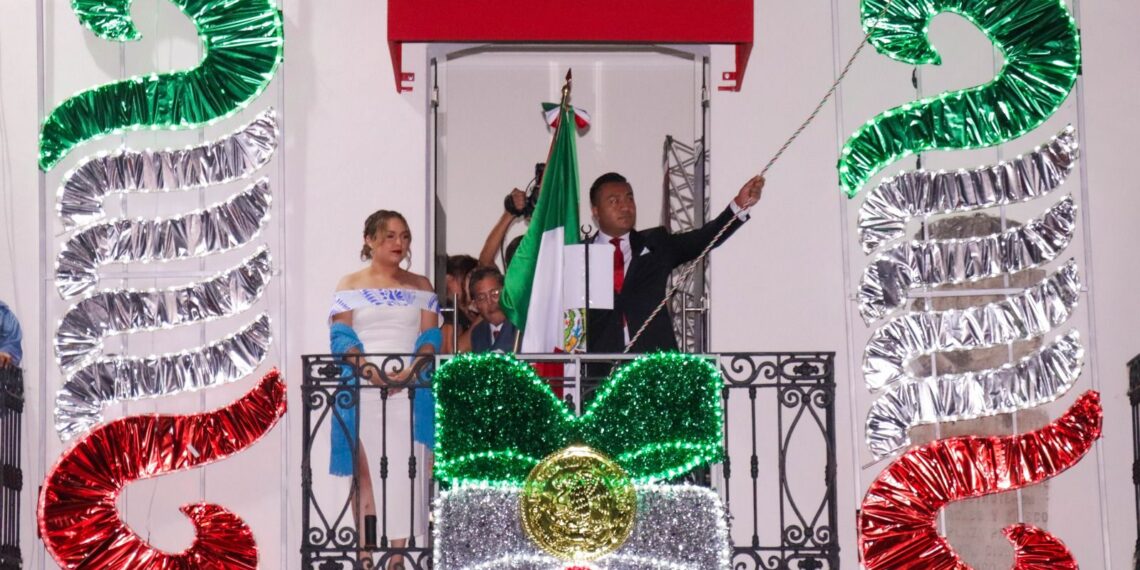 ROBERTO SOLÍS ENCABEZA SU PRIMER GRITO DE INDEPENDENCIA EN HUEJOTZINGO CON GRAN FERVOR PATRIO
