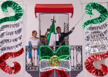 ROBERTO SOLÍS ENCABEZA SU PRIMER GRITO DE INDEPENDENCIA EN HUEJOTZINGO CON GRAN FERVOR PATRIO