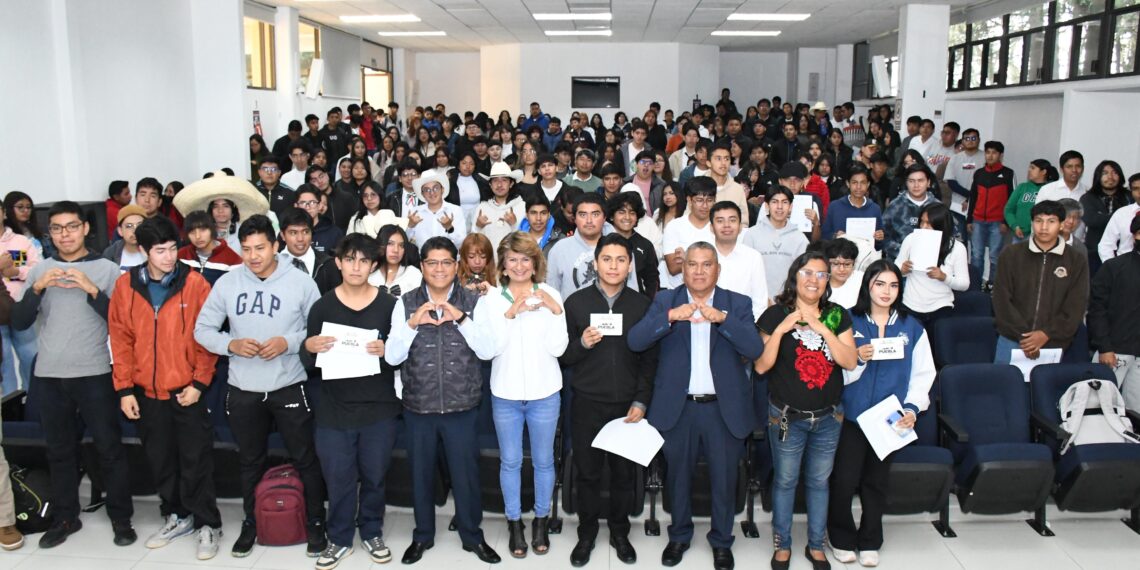 Cientos de estudiantes de UTH reciben chip de Beca de Conectividad
