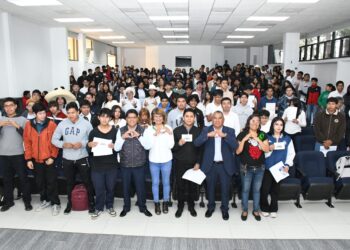 Cientos de estudiantes de UTH reciben chip de Beca de Conectividad
