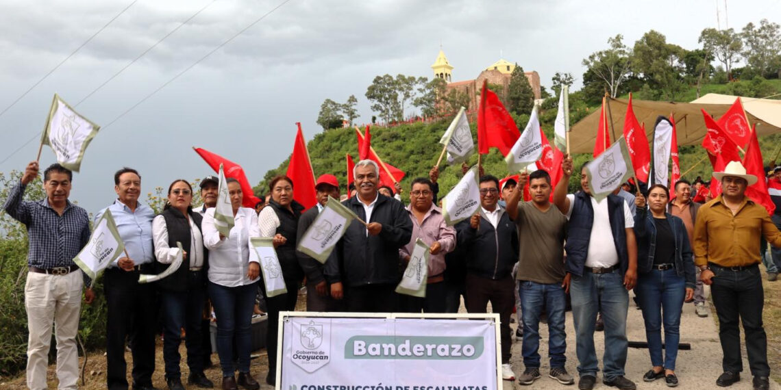 Construye gobierno antorchista escalinatas en Bernardino Chalchihuapan