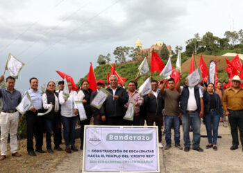 Construye gobierno antorchista escalinatas en Bernardino Chalchihuapan