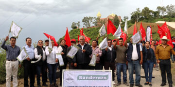 Construye gobierno antorchista escalinatas en Bernardino Chalchihuapan
