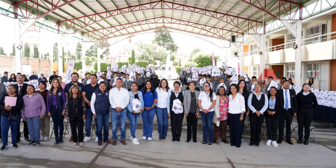 Continúa Lupita Cuautle Torres con la entrega de kits de útiles escolares gratuitos