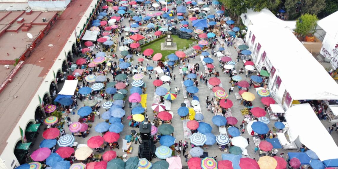 Comerciantes se instalan en la Plaza de la Concordia para el tradicional Trueque