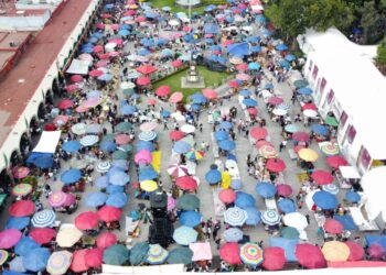 Comerciantes se instalan en la Plaza de la Concordia para el tradicional Trueque