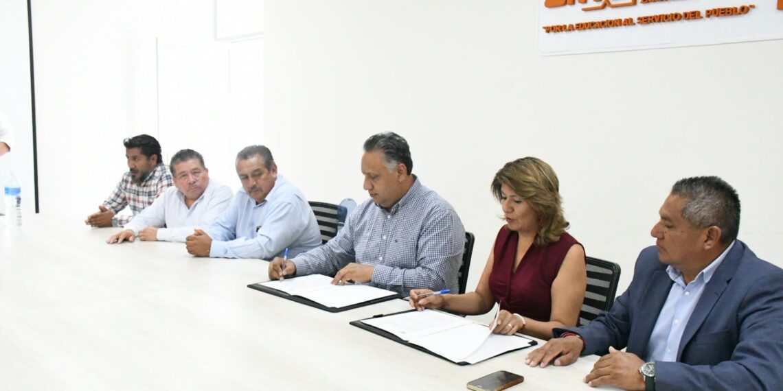 UTH y SNTE 51 firman convenio en beneficio de estudiantes y agremiados