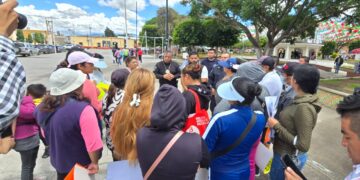 Familiares y amigos del las 15 personas desaparecidas se manifiestan pacíficamente en el zócalo de Amozoc