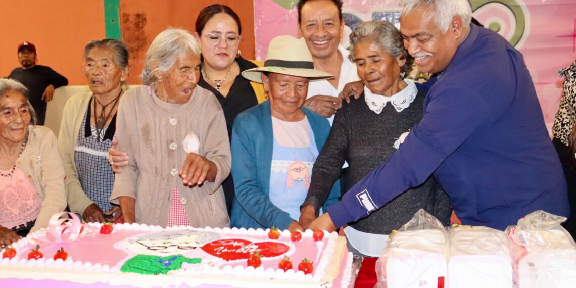 Cuida gobierno antorchista de los adultos mayores de Ocoyucan