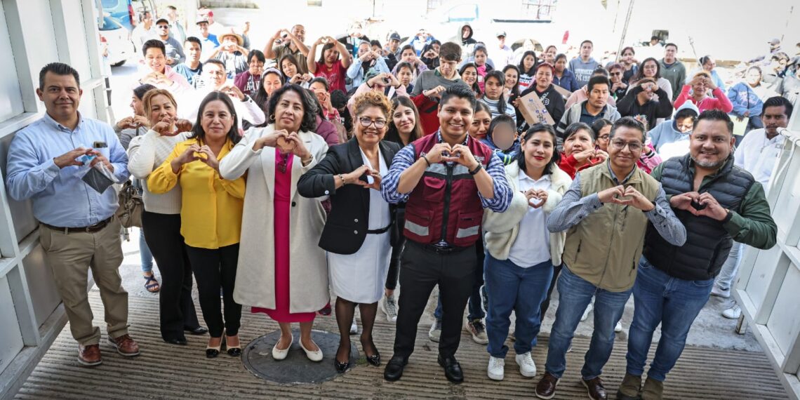 Omar Muñoz y Tere Alfaro entregan insumos alimentarios a instituciones educativas