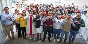 Omar Muñoz y Tere Alfaro entregan insumos alimentarios a instituciones educativas