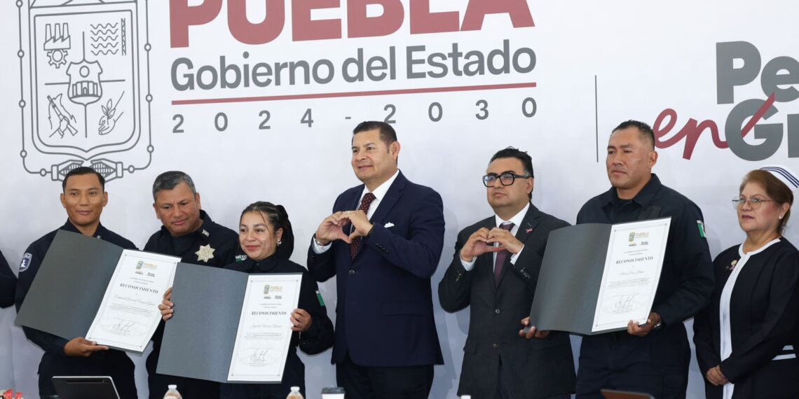 Gobierno estatal reconoce profesionalización de cuerpos de seguridad capacitados por SEMAR