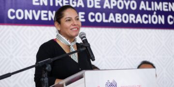 Entrega Lupita Cuautle apoyos alimentarios en colaboración con Industrias Bachoco