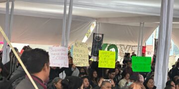 Ciudadanos se manifiestan durante el primer informe de gobierno de Lupita Ortiz en Xoxtla