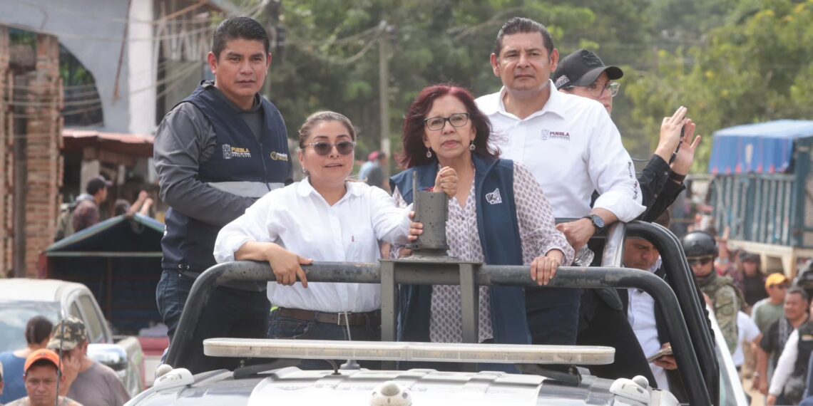 Gobierno federal y estatal encabezan reapertura de caminos y entrega de víveres en Pantepec
