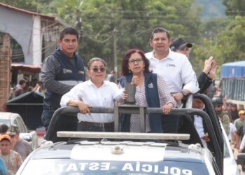 Gobierno federal y estatal encabezan reapertura de caminos y entrega de víveres en Pantepec