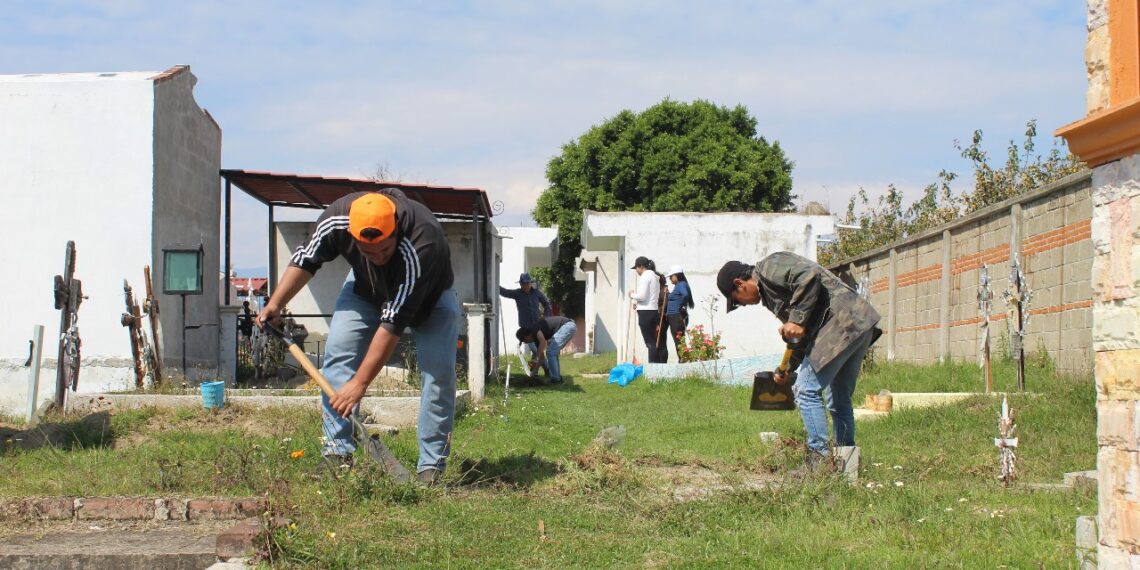 Con acciones de mantenimiento en panteones, Huejotzingo se prepara para el Día de Muertos