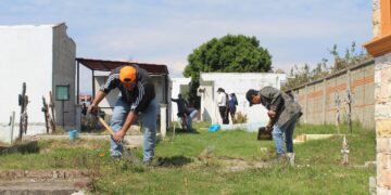 Con acciones de mantenimiento en panteones, Huejotzingo se prepara para el Día de Muertos