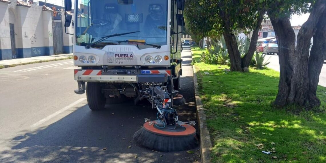 En temporada de lluvias, gobierno estatal intensifica limpieza de vialidades con barrido mecánico