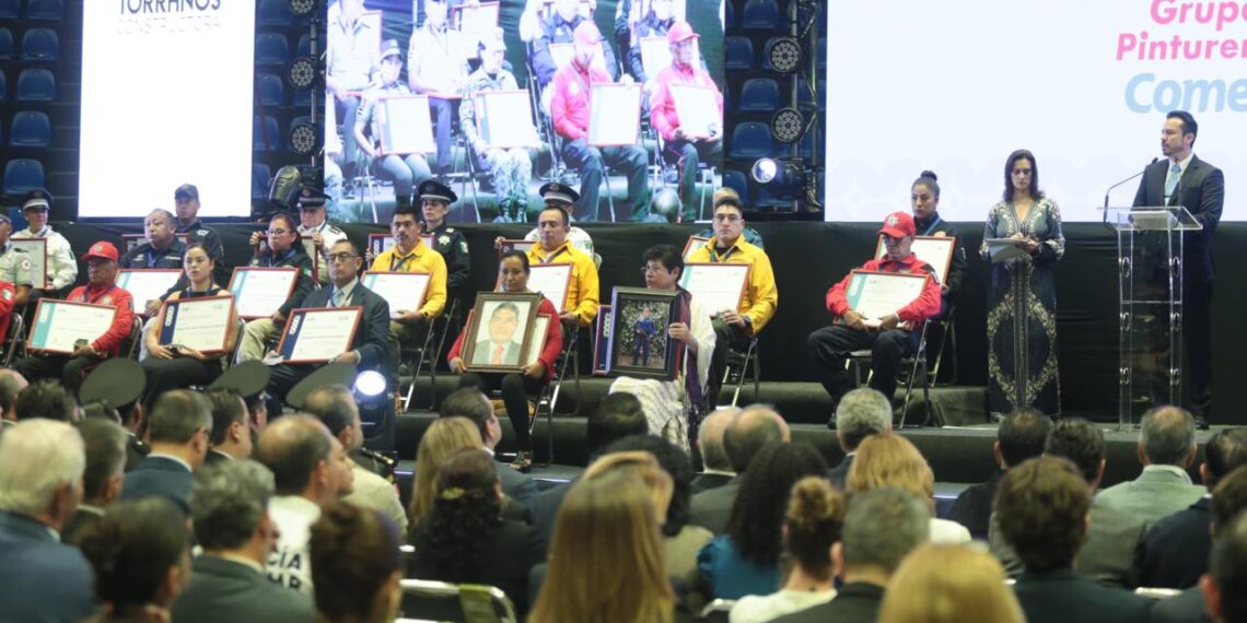 Gobierno estatal y sector empresarial reconocen labor de servidores públicos