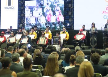 Gobierno estatal y sector empresarial reconocen labor de servidores públicos