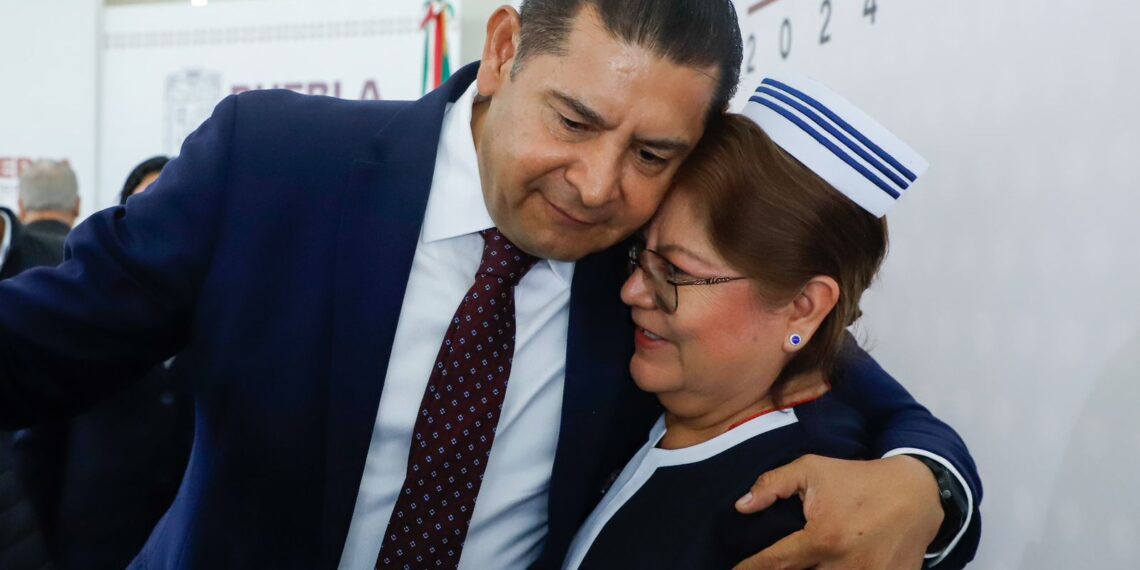 Protege gobierno estatal a familias poblanas con Campaña de Vacunación Invernal