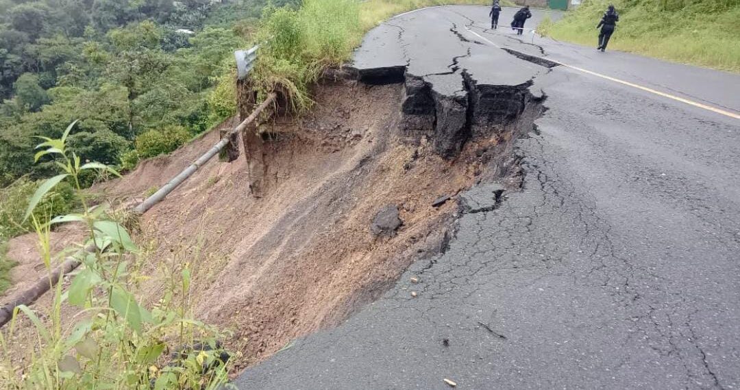 Lluvias dejan incomunicadas a las familias de la Sierra Norte