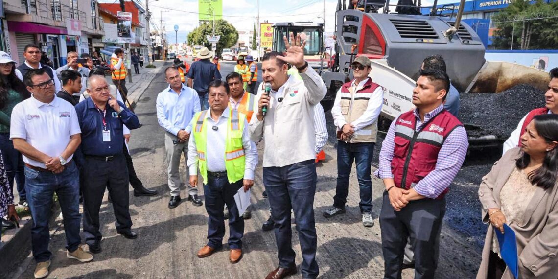 Alejandro Armenta y Omar Muñoz supervisan obra de reencarpetamiento