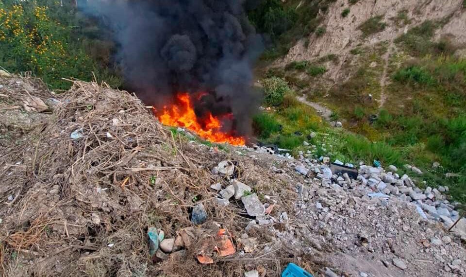 Sofocan incendio en barranca de Quecholac; autoridades llaman a prevenir quema de basura
