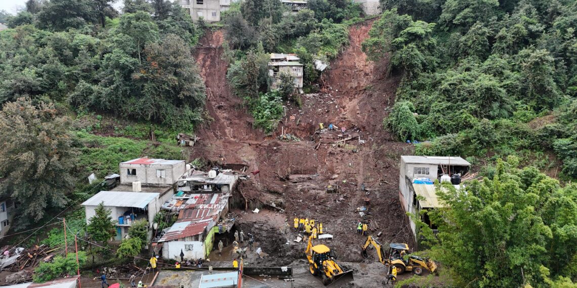 Módulos de maquinaria rehabilitan carreteras y caminos en la Sierra Norte