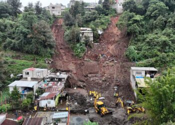 Módulos de maquinaria rehabilitan carreteras y caminos en la Sierra Norte