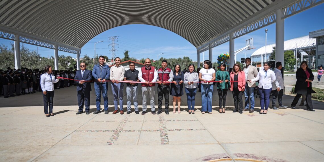 Entregan Omar Muñoz y Carlos Ochoa arco techo en primaria de la Unidad Educativa Frida Kahlo