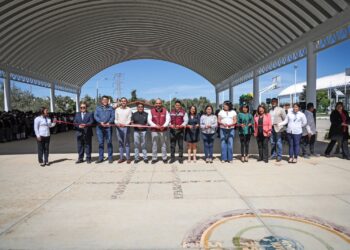 Entregan Omar Muñoz y Carlos Ochoa arco techo en primaria de la Unidad Educativa Frida Kahlo