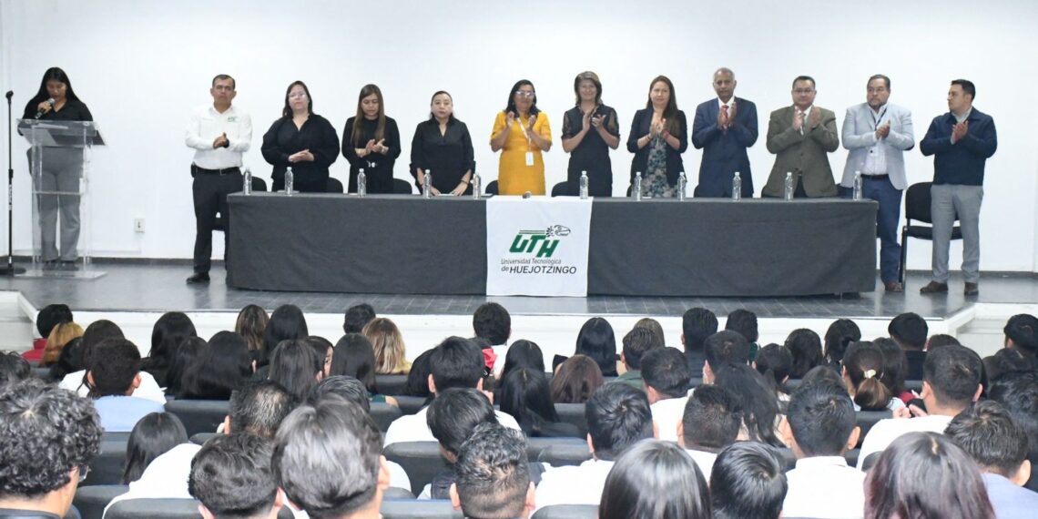 UTH entrega títulos a 586 egresados de TSU para fortalecer trayectorias profesionales