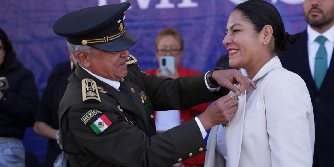 Recibe Lupita Cuautle la Venera “Gran Defensora de la Patria” en ceremonia de ascenso de la Academia Militarizada Ignacio Zaragoza
